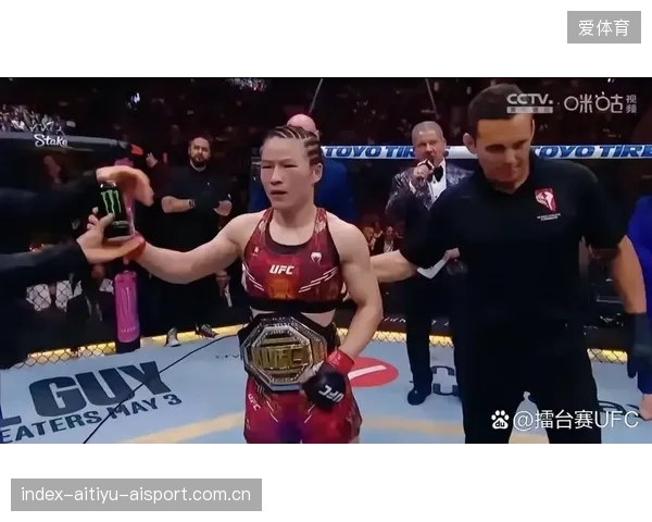 UFC女子组断头技惊呆全场：巾帼英雄的极限瞬间