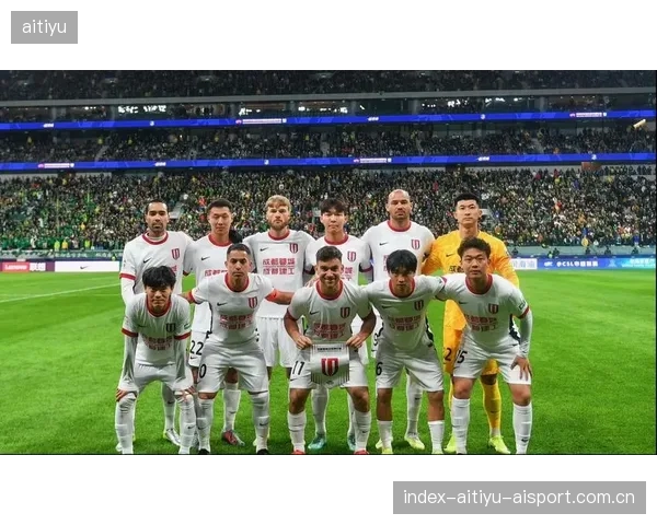 成都蓉城外线一脚妙传，打开禁区缺口——足球场上的绝妙一刻
